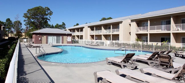 Gulf Shores condominium pool with lounge seating